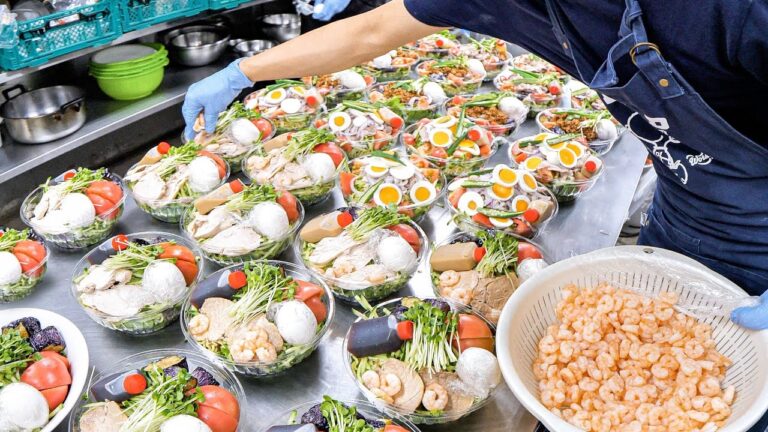 神戸）市場で働く男たちのガッツリ朝社食めし！鬼コスパ定食が爆売れ社員食堂 | Japanese Street Food