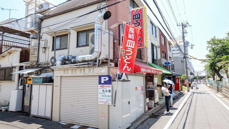 神戸）常連を虜にするガッツリ系ちゃんぽん！信じられない高速鍋振り職人が営む大衆町中華に密着丨Japanese Street Food