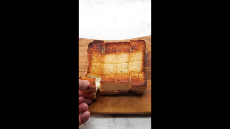 【サクサクとろーり】グリルチーズトースト / Garlic Cheese Toast #shorts