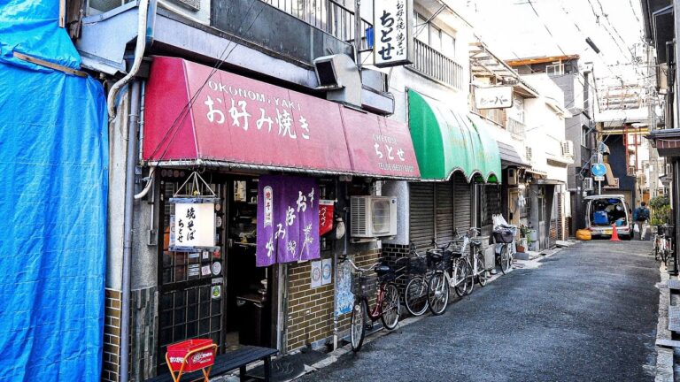 下町住宅街にポツンと佇む世界一の大阪お好み焼き。スゴ腕大将のおもてなしが生む奇跡の鉄板グルメ丨The Best “OKONOMIYAKI“ in Osaka