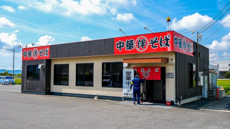 ポツンと中華そば屋の最速炒飯ラッシュ！働く男達の胃袋を満たす食堂４選丨Tonkotsu Ramen - Food in JAPAN