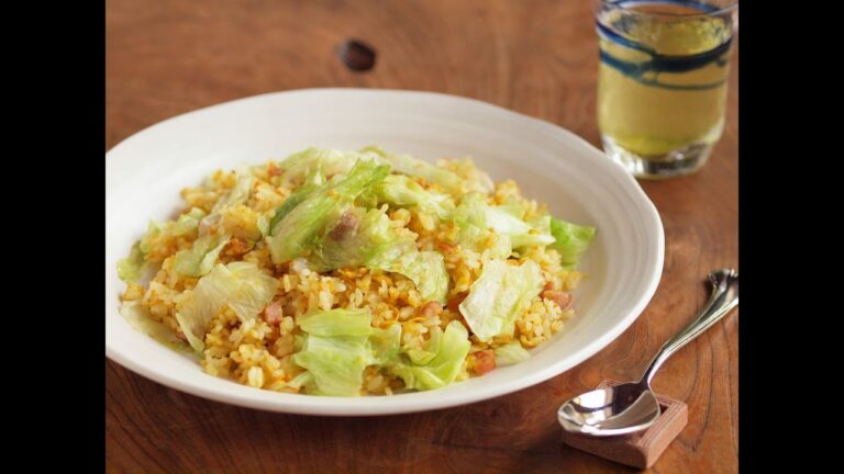 カレー風味のレタスチャーハン　Lettuce fried rice is flavored with curry.