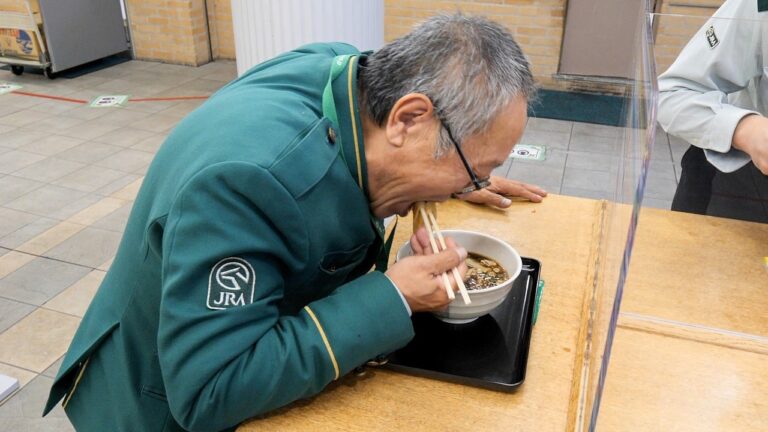 衝撃の超絶カレーうどんラッシュ！競馬場職員のガッツリ立ち食い名古屋めし