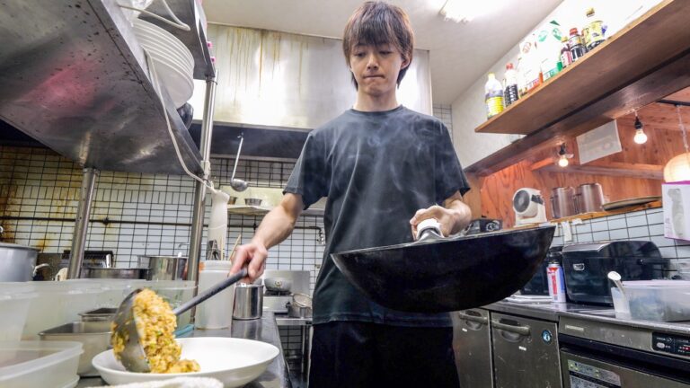 １９席を１人で捌く！鮮やかな鍋さばきが炸裂するワンオペ調理店主丨Egg Fried Rice - Wok Skills in Japan