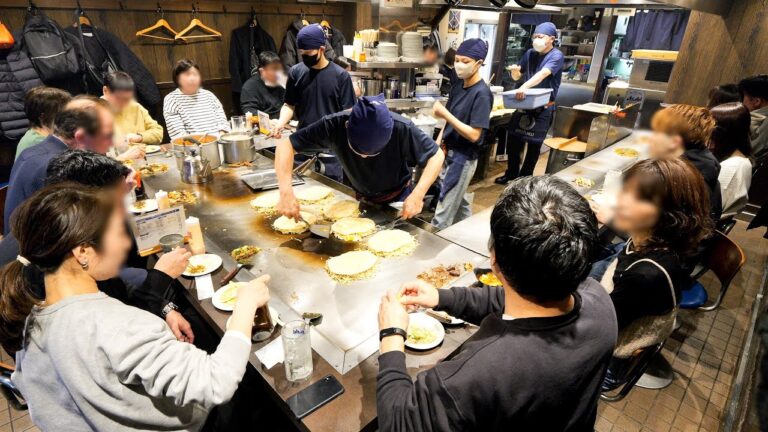 常識破りの大行列。凄まじい人気を誇る広島最強の鉄板焼き屋が衝撃すぎた丨Japanese Street Food