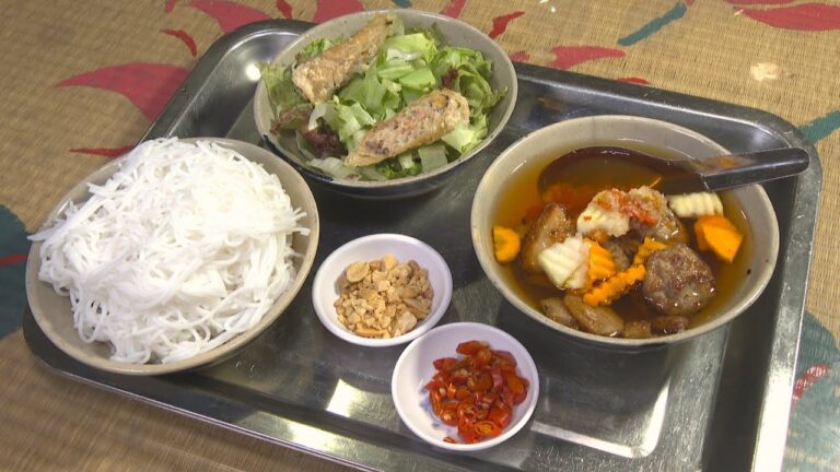 “酸っぱ辛い”うまさがクセになるベトナム風つけ麺や、コリコリ食感が魅力のパパイヤサラダも　岡山【ほっとマルシェ】