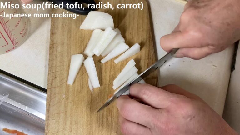 大根と人参とあげの味噌汁 | Miso soup(fried tofu, radish, carrot)【Japanese homemade food】