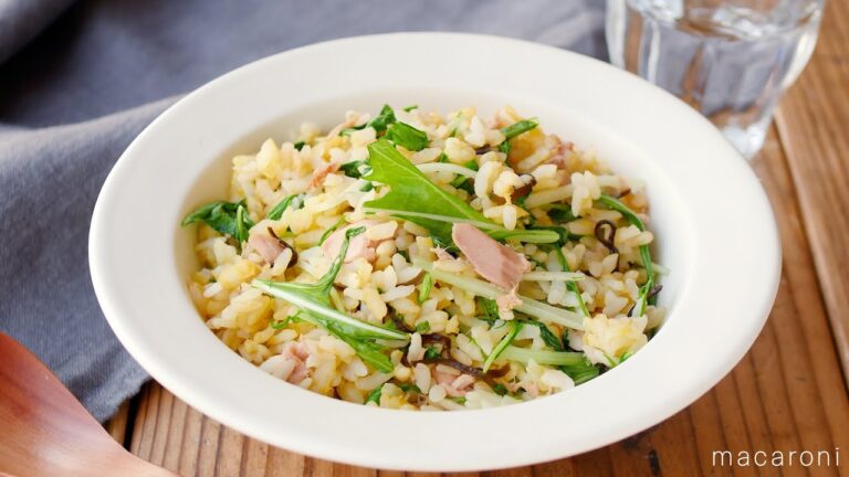 【水菜とツナのチャーハン】塩こんぶでおいしく！水菜のシャキシャキ感がやみつきになる♪｜macaroni（マカロニ）