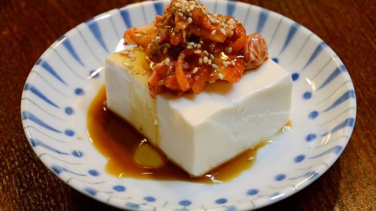 冷奴のおいしい食べ方：キムチ冷奴　　How to make cold tofu with kimchi on top