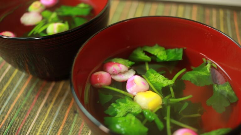 三つ葉と玉麩のおすまし