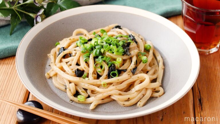 【やみつきガリバタ海苔うどん】レンジでパパッと完成！海苔とバターが相性抜群♪｜macaroni（マカロニ）