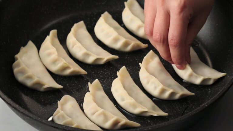 フライパンを使った餃子の焼き方