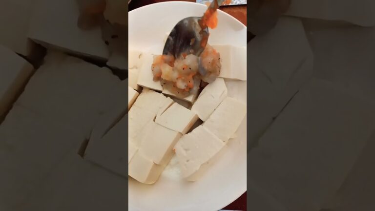 えび団子を豆腐の蒸しSteamed tofu with shrimp dumplings