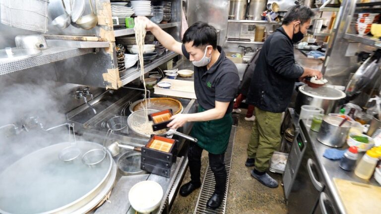 人口６５０人の町なのに1日最高４００杯！大量注文を華麗に捌く大衆うどんそば屋がすごかった