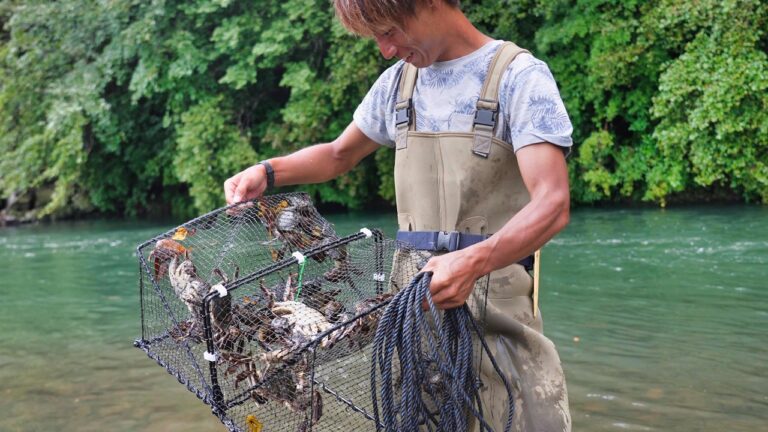 カニを丸ごと潰して飲み干す漁師。一滴残らず秋の味覚に感謝 (字幕有)