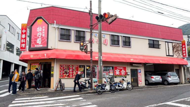 ６６歳の鉄人店主が営む怪物町中華の驚異的な朝の仕込みに密着丨Egg Fried Rice - Wok Skills in Japan